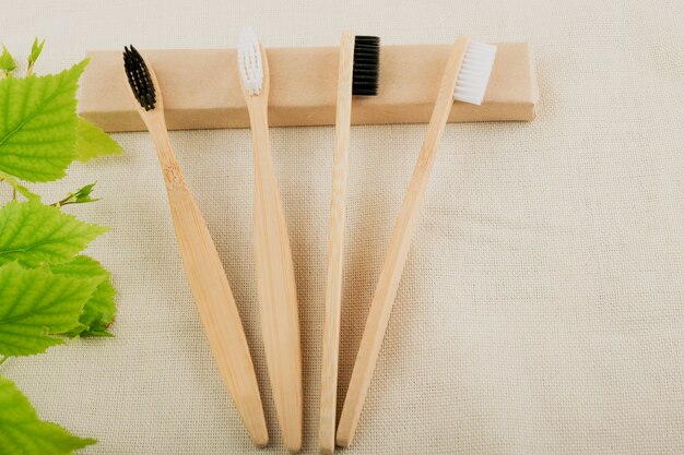 Photo brosse à dents en bambou. écologique, biologique