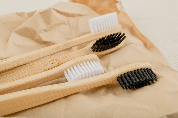 Brosse à dents en bambou écologique. Fond pastel. Zéro déchet, vie sans plastique.