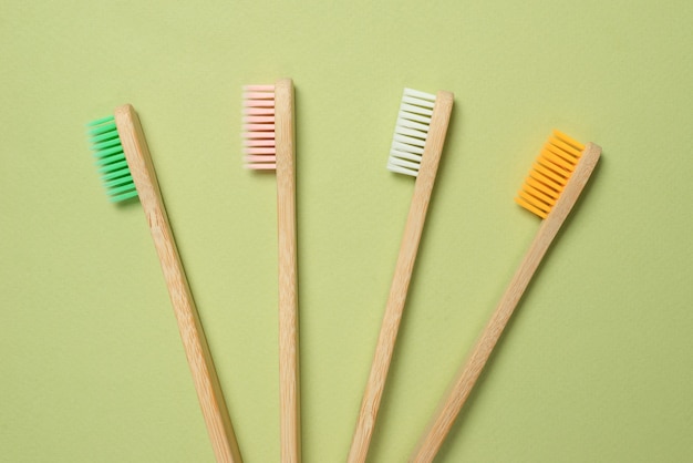 Brosse à dents en bambou sur fond vert. Vue de dessus.