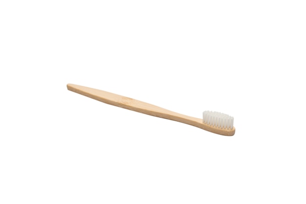 Brosse à dents en bambou isolé sur fond blanc. Vue de dessus.