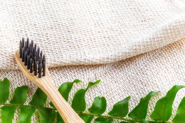 Brosse à dents en bambou sur un tissu blanc