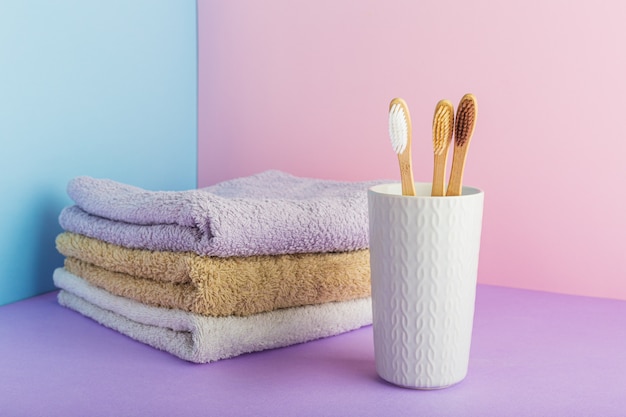 brosse à dents en bambou en verre avec serviettes. Hygiène dentaire