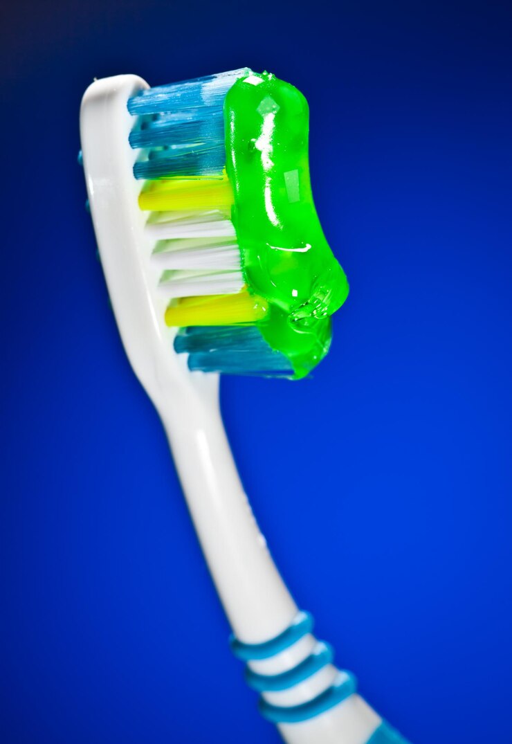 Photo brosse à dents blanche sur fond bleu foncé