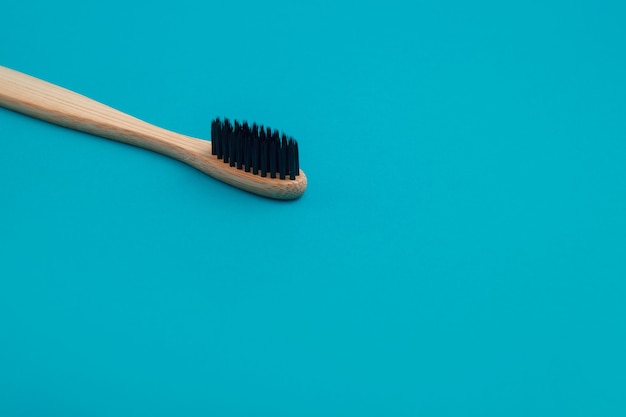 Brosse à dents en bois sur fond bleu