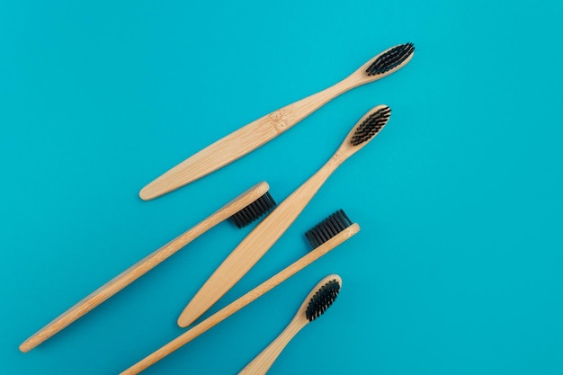 Brosse à dents en bois sur fond bleu