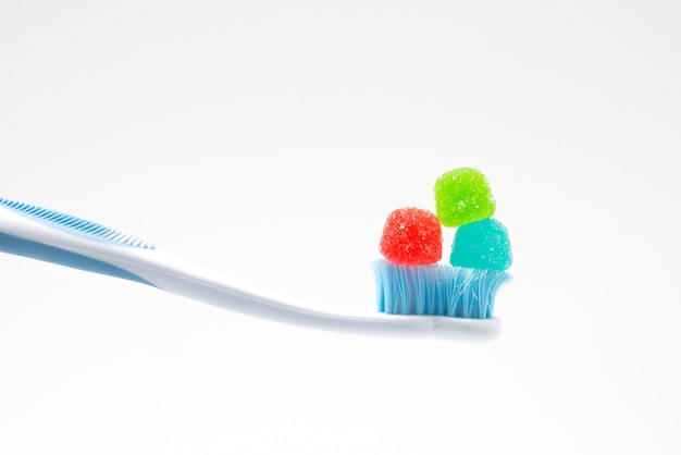 Brosse à dents avec des bonbons, concept de santé et soins dentaires et abus de sucre malsain