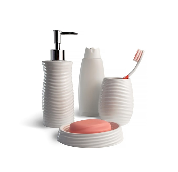 Photo brosse à dents dans un verre blanc, savon, shampoing sur fond blanc. installations pour l'hygiène personnelle.
