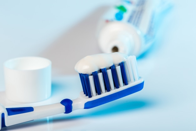 Brosse à dents avec dentifrice