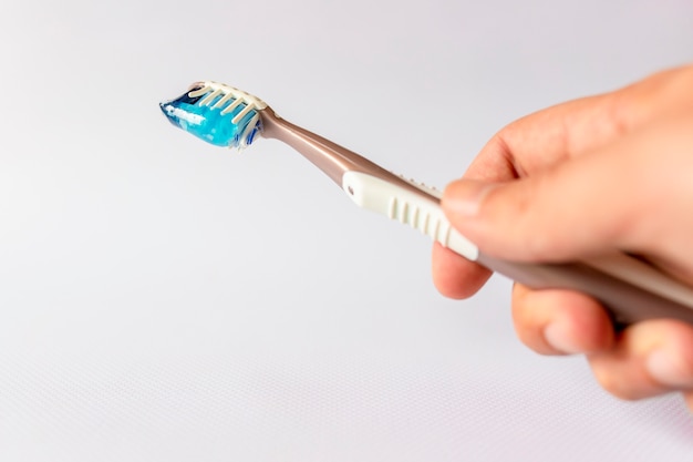 Brosse à dents avec du dentifrice sur blanc