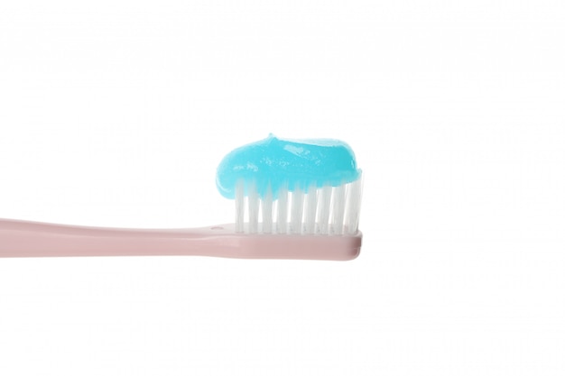 Brosse à dents avec du dentifrice isolé sur une surface blanche