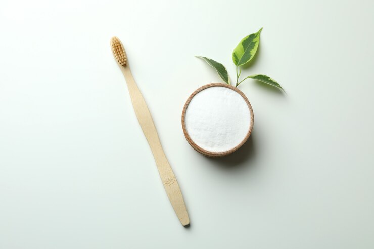 Photo brosse à dents écologique et poudre à dents sur blanc