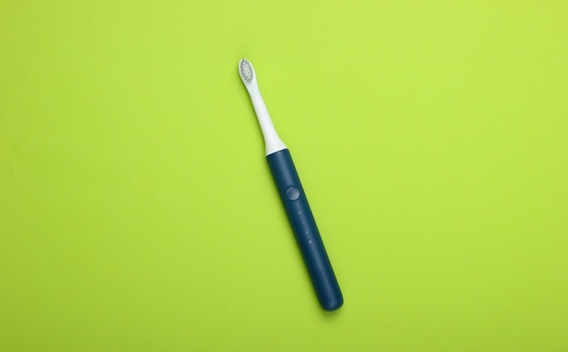 Photo brosse à dents électrique moderne sur surface verte