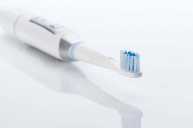 Brosse à dents isolé sur blanc