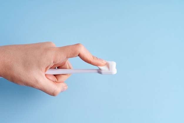 Brosse à dents à la mode avec des poils doux. Brosse à dents populaire. Tendances d'hygiène.