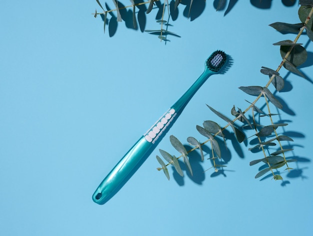 Brosse à dents en plastique sur fond bleu