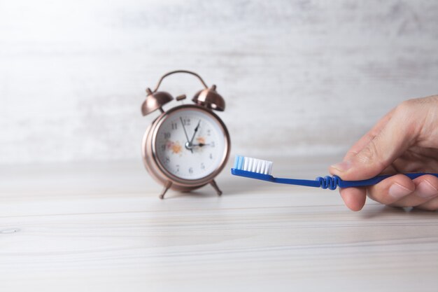 Brosse à dents et réveil pour se brosser les dents