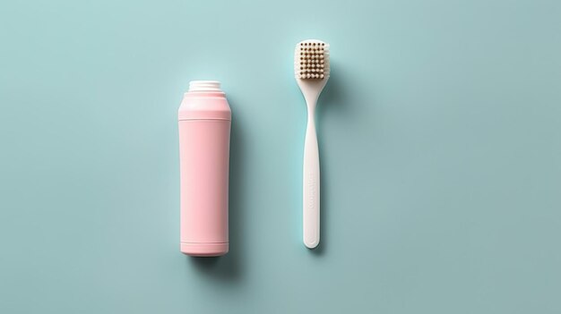 Une brosse à dents rose et une bouteille de dentifrice sont posées sur un fond bleu.