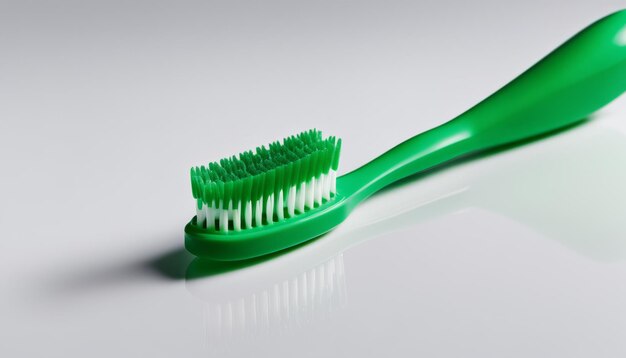 Une brosse à dents verte sur fond blanc