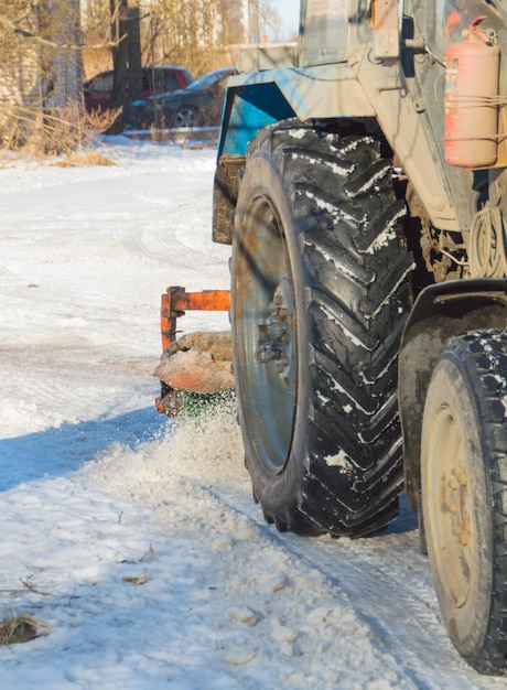 Une brosse à équipement spécial balaie la neige de la route.