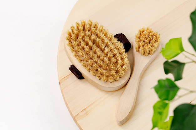 Brosse de massage en bois dans la salle de bain