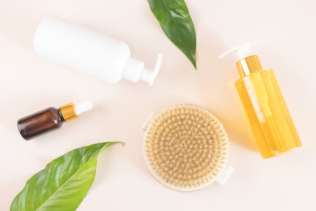 Brosse de massage à sec et bouteilles de cosmétiques