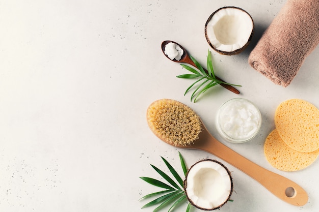 Brosse de massage sèche à l&#39;huile de noix de coco, concept de bien-être santé avec accessoires