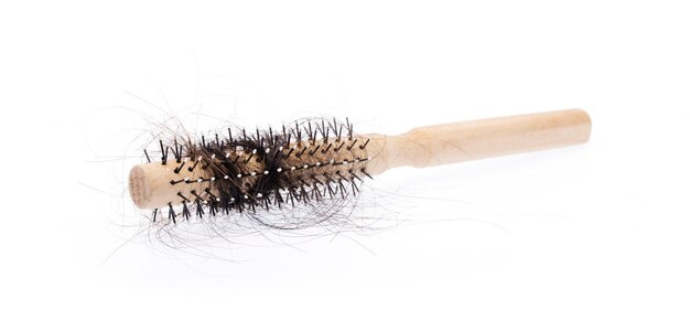 Photo brosse peigne avec cheveux perdus, isolé sur fond blanc