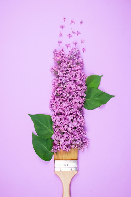 Brosse à poils en bois avec fleurs lilas violettes