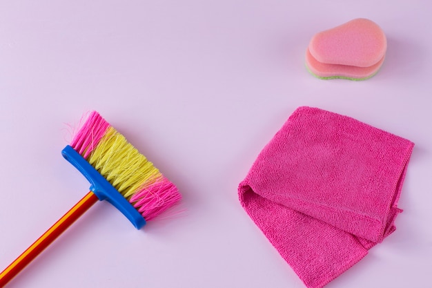 brosse pour balayer le sol, un chiffon et une éponge