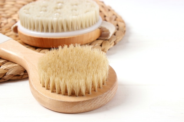 Brosse pour massage à sec sur une vue de dessus de fond coloré