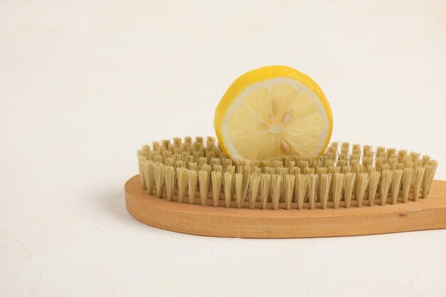 Brosse à vaisselle en bois et citron, espace de copie de nettoyage de maison écologique