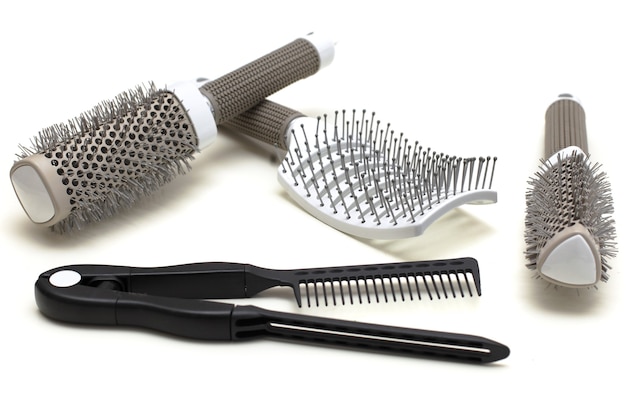 Brosses à cheveux isolés sur blanc