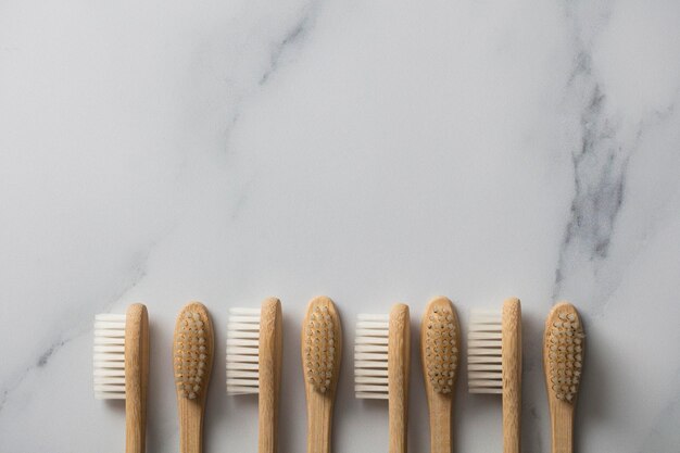 Brosses à dents en bambou en bois sur fond de marbre