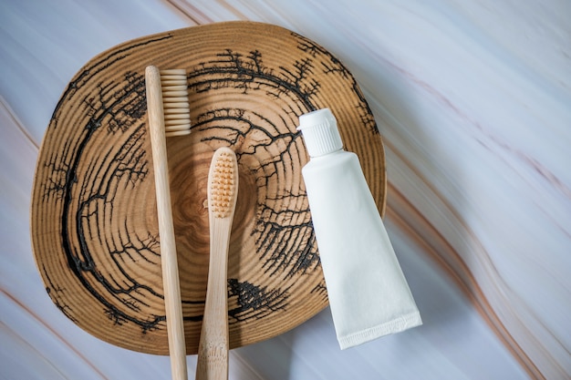 Brosses à dents en bambou avec dentifrice naturel