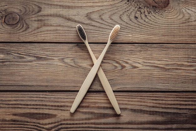 Brosses à dents en bambou Eco sur fond de bois