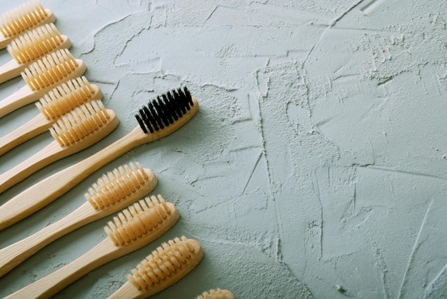 brosses à dents en bambou sur fond de béton