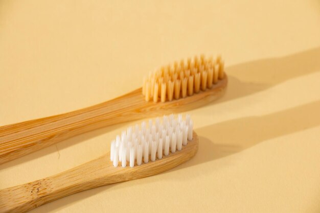 Brosses à dents en bambou sur un fond doux Espace plat pour le placement Brosse à dents en bambou naturel biodégradable