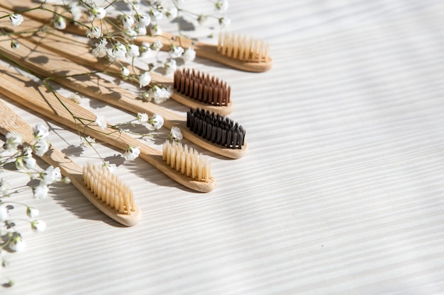 Brosses à dents en bambou naturel sur un tableau blanc