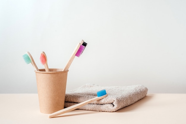 Photo brosses à dents en bambou zéro déchet dans des soins dentaires en papier avec concept zéro déchet mode de vie durable