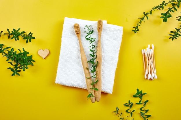 Brosses à Dents Et Bâtons D'oreille En Bambou Avec Serviette Et Feuilles Vertes, Produits D'hygiène Personnelle écologiques, Zéro Déchet, Concept De Soins Dentaires