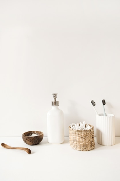 Brosses à dents, bâtons d'oreille, crème de savon liquide sur tableau blanc