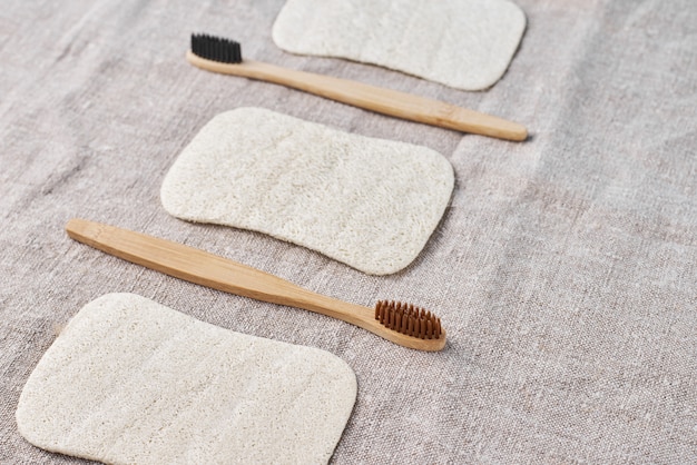 Brosses à dents en bois et lavettes naturelles en lin gris, vue de dessus