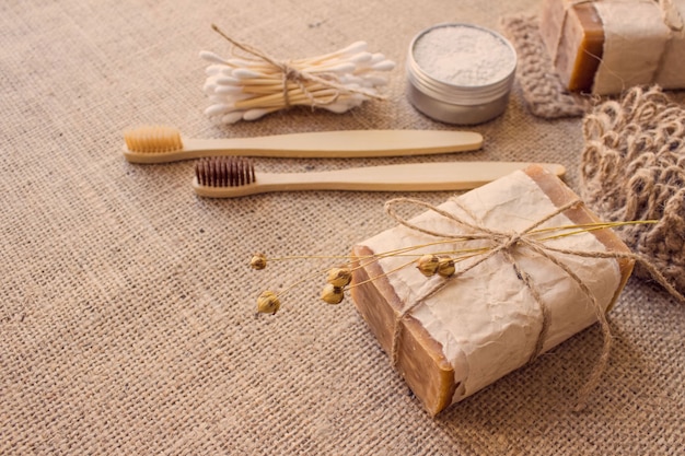 Brosses à dents en bois et pain de savon naturel