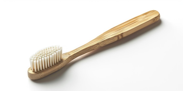 Brosses à dents en bois avec poignées sur fond blanc