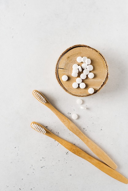 Brosses à dents écologiques en bois sur fond blanc