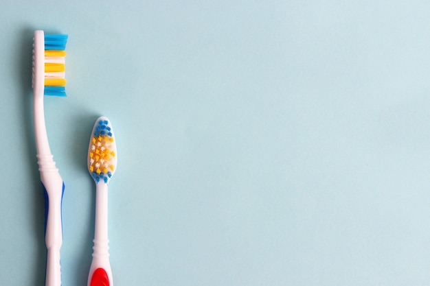 Photo brosses à dents sur un fond coloré se bouchent