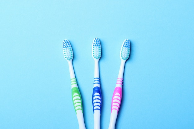 Brosses à dents sur fond coloré vue de dessus hygiène buccale