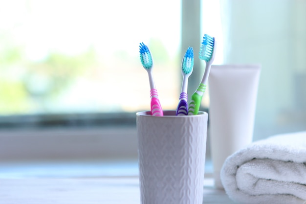 Brosses à dents et nettoyants buccaux sur la table