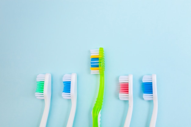 Brosses à dents sur surface bleue