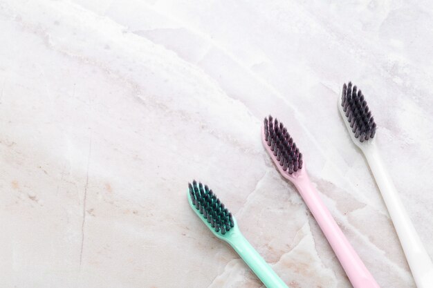 Brosses à dents sur la table